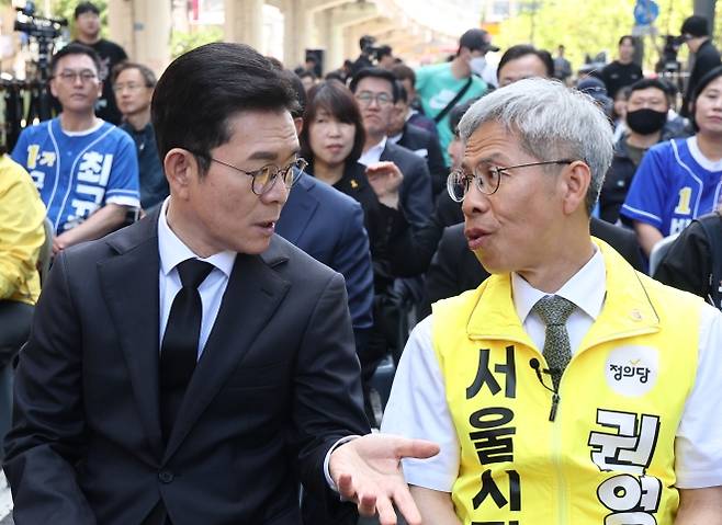 정원오 더불어민주당 서울시장 후보(왼쪽)가 22일 서울 구의역에서 열린 구의역 참사 10주기 추모문화제에서 권영국  정의당 서울시장 후보와 대화하고 있다. 2026.5.22 연합뉴스