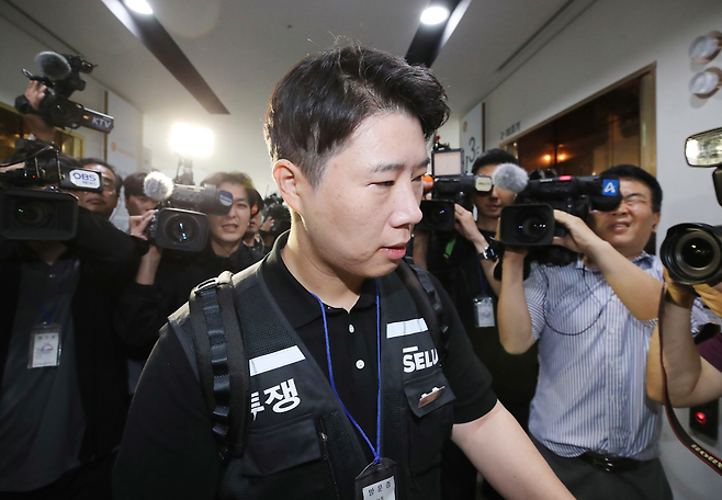 최승호 삼성그룹 초기업노동조합 삼성전자지부 위원장이 20일 정부세종청사 중앙노동위원회에서 노사협상 결렬에 따른 총파업 강행 입장을 밝힌 뒤 협상장을 떠나는 모습. 뉴스1