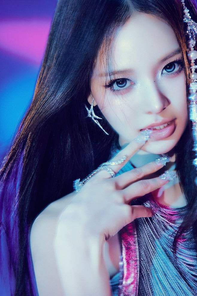 The group izna has unveiled the second set of individual and group concept photos for their third mini-album, Love All, showcasing a retro-futurism style. Utilizing metallic outfits and neon lighting, the members visually embodied the albums message of finding their own unique rhythm.These concept photos emphasize a cosmic and futuristic atmosphere, maximizing iznas unrivaled cosmic mood. While the first concept photos were set against a dreamy night backdrop, this time they present a more expanded visual narrative through a three-dimensional aura.izna has expanded their global fandom by proving their limitless ability to execute concepts with every activity. Having matured in all aspects, including vocals and performance, they are expected to create a fresh wave in the K-pop scene this summer with this new release.The third mini-album, Love All, will be released on various music streaming platforms on June 8 at 6 PM. On the same day at 8 PM, they are scheduled to hold a fan showcase at Blue Square Hall in Yongsan-gu, Seoul, where they will unveil the performances of their new songs for the first time.