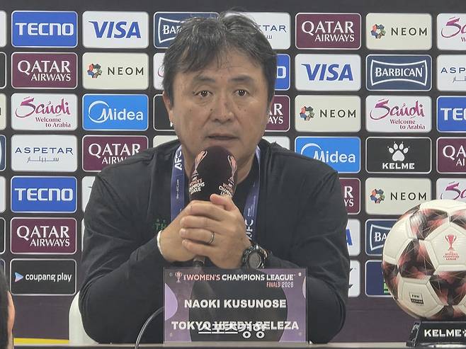 쿠스노세 나오키 도쿄 베르디 벨레자 감독이 22일 수원종합운동장에서 열린 2025~2026 아시아축구연맹 여자 챔피언스리그 사전 기자회견에서 취재진의 질문에 답하고 있다.   수원 | 윤은용 기자