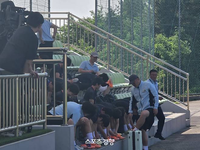 북한 내고향여자축구단 선수들이 22일 수원월드컵경기장 보조경기장에서 결승전을 하루 앞두고 훈련을 준비하고 있다. 수원 | 윤은용 기자
