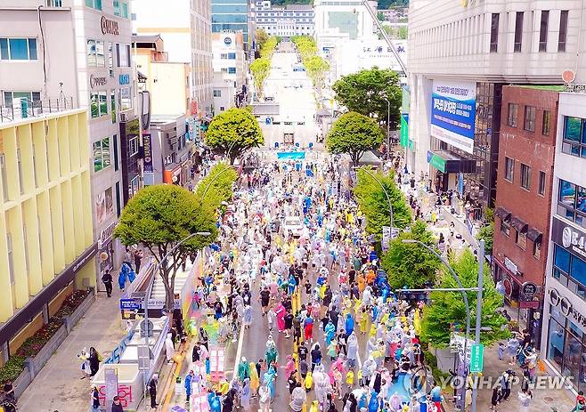 지난해 춘천마임축제 개막행사 '아!水(수)라장' [춘천마임축제 제공. 재판매 및 DB 금지]