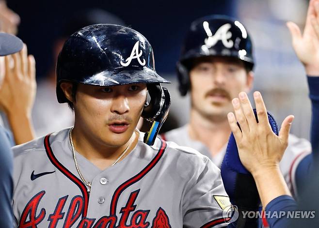 22일 5회초 득점 이후 환영받고 있는 김하성(애틀랜타 브레이브스) [게티이미지/AFP=연합뉴스]