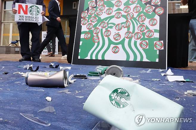 "불매합니다"…시민단체, 스타벅스 코리아 규탄 [연합뉴스 자료사진]