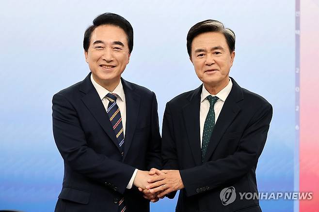 악수하는 박수현-김태흠 (대전=연합뉴스) 김준범 기자 = 충남지사 선거에 출마한 민주당 박수현 후보(왼쪽)와 국민의힘 김태흠 후보가 21일 오후 대전MBC에서 열린 TV 토론회에 참석해 기념사진을 찍고 있다. 2026.5.21 psykims@yna.co.kr