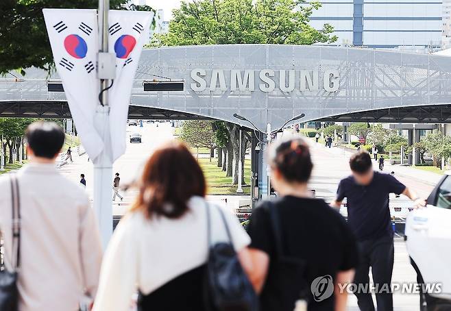 27일까지 삼성전자 노조 임협 잠정합의안 투표 (수원=연합뉴스) 홍기원 기자 = 삼성전자 노사가 도출한 임금협상 잠정 합의안의 찬반투표가 22일 시작된다. 이번 잠정 합의안이 노조 투표에서 통과되면 최종적으로 법적 효력을 갖게 된다.
    삼성전자 노조는 이날 오후 2시부터 27일 오전 10시까지 약 엿새간 잠정 합의안에 대한 찬반투표를 실시한다. 투표 대상은 전날(21일) 오후 2시 명부 기준으로 노조에 속한 조합원이다. 투표는 전자투표로 진행된다. 
    사진은 22일 경기도 수원시 삼성전자 본사 모습. 2026.5.22 xanadu@yna.co.kr