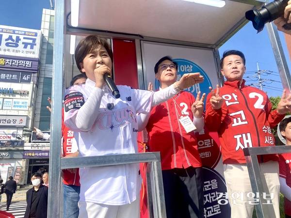 23일 오후 국민의힘 양향자 경기도지사 후보가 송언석 원내대표, 안교재 수원시장 후보와 유세차에 올라 지지를 호소하고 있다. 2026.5.23 /강기정기자 kanggj@kyeongin.com