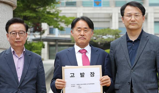 ▲ 23일 인천 남동구 인천경찰청 정문 앞에서 심재돈 정복캠프 공동선대위원장이 가상자산 거래 관련 고발장 제출에 앞서 입장을 밝히고 있다. /사진제공=정복캠프