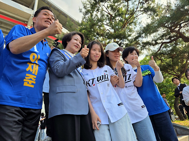 ▲ 추미애(왼쪽 2번째) 더불어민주당 경기도지사 후보와 이재준(맨왼쪽) 수원시장 후보, 백혜련(맨오른쪽) 국회의원이 23일 수원시 장안구 KT위즈파크 앞에서 야구팬들과 기념촬영을 하고 있다./박다예 기자 pdyes@incheonilbo.com