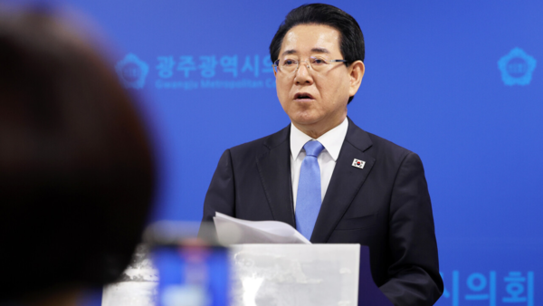 지난 4월29일 광주시의회에서 열린 기자회견에서 김영록 전남지사가 ARS 투표 오류에 대해 의견을 표명하고 있다. 연합뉴스