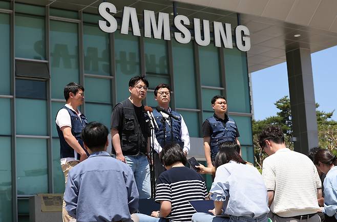 삼성전자 노사 임금협상 잠정합의안 찬반 투표가 시작되는 22일 오후 경기 수원시 삼성전자 정문 앞에서 디바이스경험(DX) 부문 직원들이 주축이 된 삼성전자 노동조합 동행(동행노조) 집행부가 잠정합의안 및 찬반투표 참여 범위에 대한 입장을 밝히고 있다. 연합뉴스