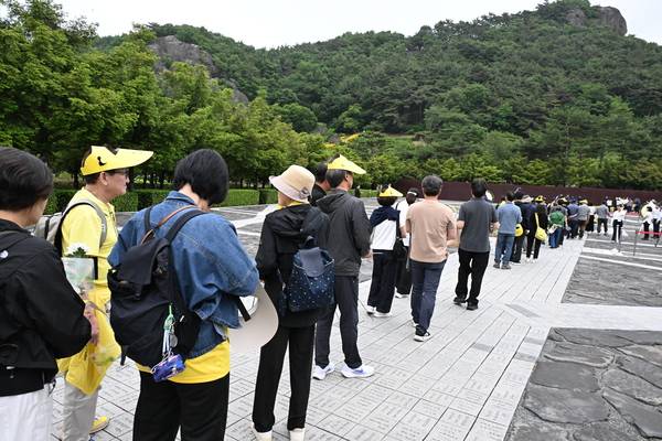 노무현 전 대통령 서거 17주기 추도식이 오는 23일 오후 2시 김해시 진영읍 본산리 봉하마을 생태문화공원 특설무대에서 열렸다. 추모객들이 참배하고 있다.추도식에는 권양숙 여사를 비롯한 유족과 이재명 대통령,문재인 전 대통령, 우원식 국회의장, 김민석 국무총리가 참석했다./김구연 기자