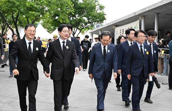 노무현 전 대통령 서거 17주기 추도식이 오는 23일 오후 2시 김해시 진영읍 본산리 봉하마을 생태문화공원 특설무대에서 열렸다. 김경수 경남도지사 후보와 김상욱 울산시장 후보가 입장하고 있다.추도식에는 권양숙 여사를 비롯한 유족과 이재명 대통령,문재인 전 대통령, 우원식 국회의장, 김민석 국무총리가 참석했다./김구연 기자