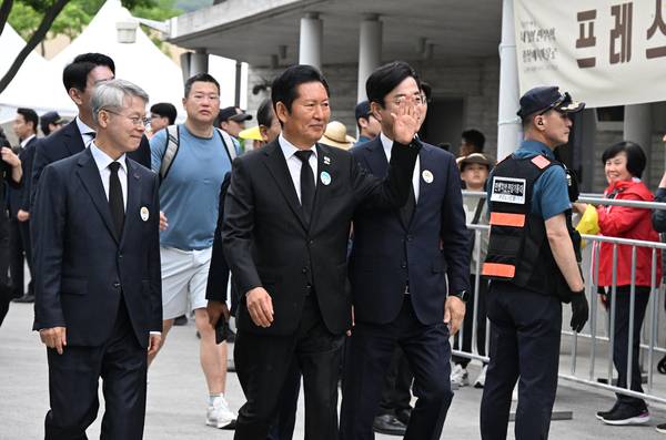 노무현 전 대통령 서거 17주기 추도식이 오는 23일 오후 2시 김해시 진영읍 본산리 봉하마을 생태문화공원 특설무대에서 열렸다. 정청래 더불어민주당 대표가 입장하고 있다.추도식에는 권양숙 여사를 비롯한 유족과 이재명 대통령,문재인 전 대통령, 우원식 국회의장, 김민석 국무총리가 참석했다./김구연 기자