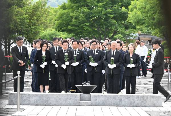 노무현 전 대통령 서거 17주기 추도식이 23일 오후 2시 김해시 진영읍 본산리 봉하마을 생태문화공원 특설무대에서 열렸다. 권양숙 여사를 비롯한 유족, 이재명 대통령과 김혜경 여사, 문재인 전 대통령과 김정숙 여사 등이 추도식 후 묘역을 참배하고 있다./김구연 기자