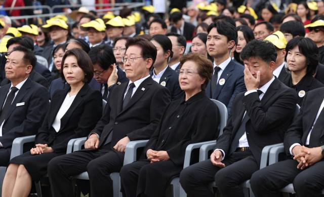 이재명 대통령과 김혜경 여사, 노무현 전 대통령 부인 권양숙 여사, 장남 건호 씨가 23일 경남 김해 봉하마을에서 열린 고 노무현 전 대통령 서거 17주기 추도식에 참석해 있다. 연합뉴스