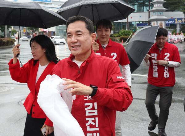 제9회 전국동시지방선거 공식 선거운동이 시작된 21일 강원 춘천시 중앙로터리에서 국민의힘 김진태 강원도지사 후보가 아들들과 함께 유세장으로 향하고 있다. 2026.5.21. 연합뉴스