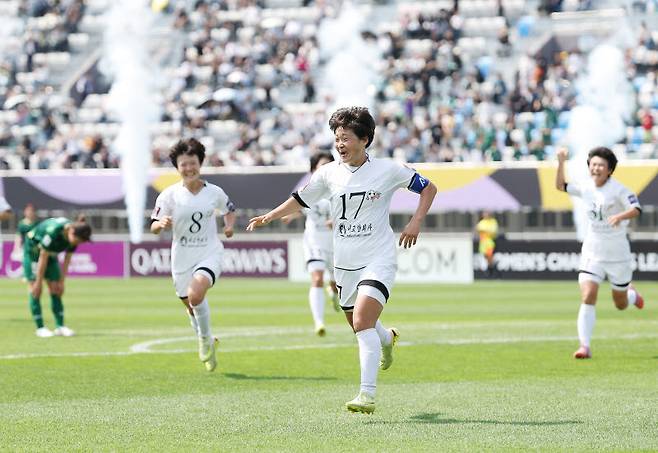 23일 수원 장안구 수원종합운동장에서 열린 아시아축구연맹(AFC) 여자 챔피언스리그(AWCL) 결승 내고향여자축구단과 도쿄 베르디 벨레자의 경기. 내고향 주장 김경영이 골을 넣고 동료들과 기뻐하고 있다. 사진=연합뉴스