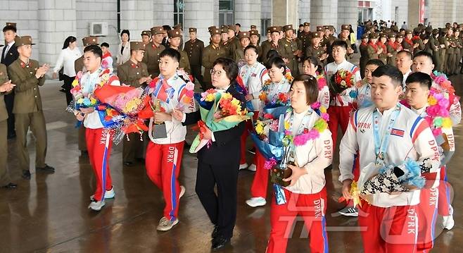 (평양 노동신문=뉴스1) = 북한 노동당 기관지 노동신문은 23일 '2026년 아시아역기(역도)선수권 대회에 참가한 선수들이 지난 22일 귀국했다고 보도했다. 이들은 금메달 18개, 은메달 11개, 동메달 1개 도합 30개의 메달을 획득했으며 8건의 세계신기록과 10건의 아시아 신기록을 수립했다고 전했다. [국내에서만 사용가능. 재배포 금지. DB 금지. For Use Only in the Republic of Korea. Redistribution Prohibited] rodongphoto@news1.kr