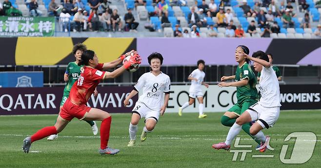 23일 오후 경기 수원시 수원종합운동장에서 열린 2025-2026 아시아축구연맹(AFC) 여자 챔피언스리그(AWCL) 결승 북한 내고향여자축구단과 도쿄 베르디의 경기에서 도쿄 베르디 타마미 아소가 공을 잡아내고 있다. 2026.5.23 ⓒ 뉴스1 박지혜 기자