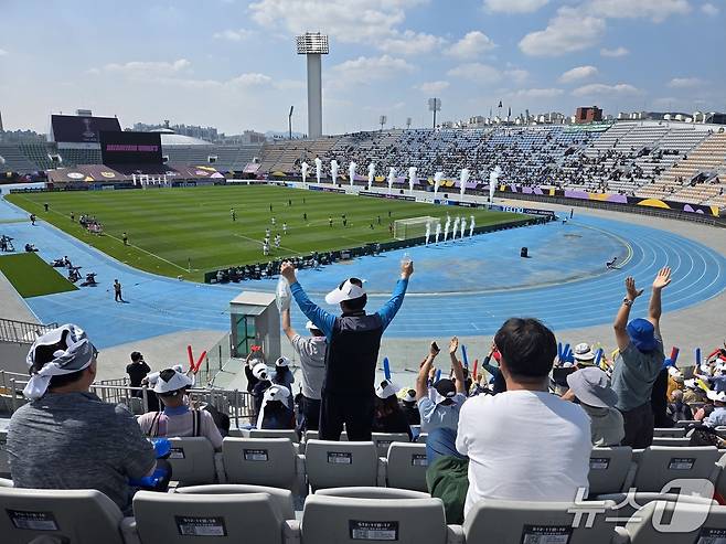 23일 오후 수원종합운동장에서 열린 '2025~26 아시아축구연맹(AFC) 여자 챔피언스리그(AWCL)' 결승에서 북한팀 응원하는 관중 모습. ⓒ 뉴스1 유민주 기자