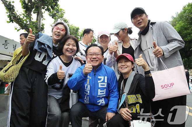 김부겸 더불어민주당 대구시장 후보가 23일 오전 대구 중구 달성공원 새벽시장을 찾아 시민과 인사 나눈 뒤 기념촬영을 하고 있다. ⓒ 뉴스1 공정식 기자