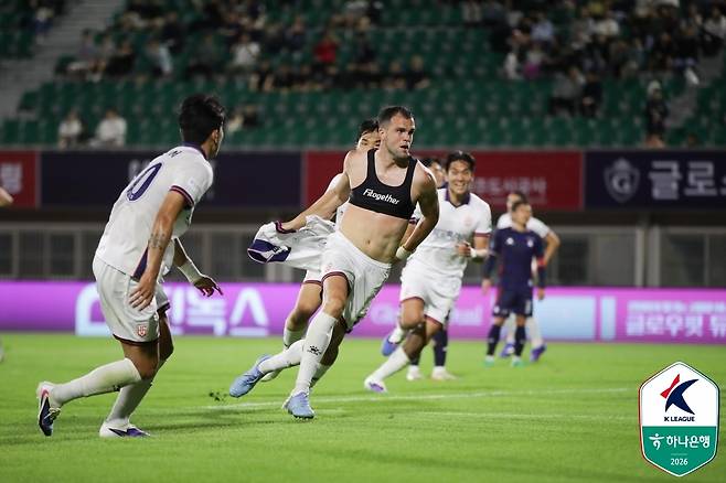 화성FC 공격수 페트로프가 23일 청주종합경기장에서 열린 충북청주FC와 원정 경기에서 역전 결승골을 넣고 기뻐하고 있다. (한국프로축구연맹 제공)