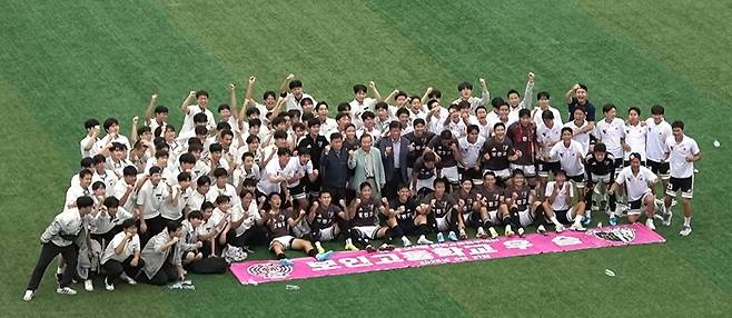 2026 금석배 전국고등학생축구대회에서 U17, U18 부문을 동시 제패한 서울 보인고등학교. 사진 | 보인고 제공