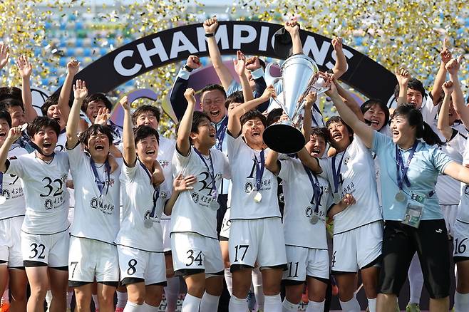 우승 트로피를 들어올리는 내고향축구단 선수들.  수원 | 연합뉴스