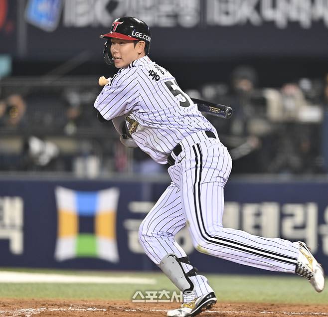 LG 홍창기가 1일 서울 잠실구장에서 열린 2026 KBO리그 KIA전 4회말 1사 파울을 치고 있다. 잠실 | 최승섭기자 thunder@sportsseoul.com