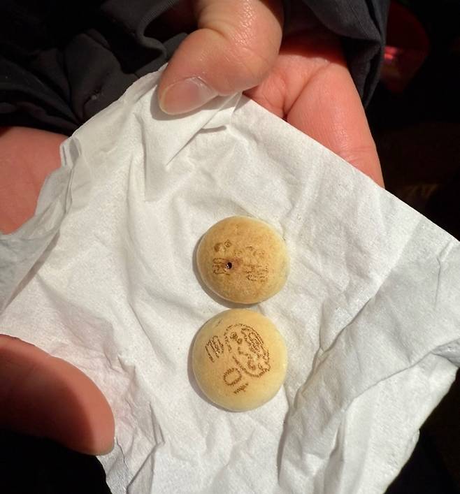 Actress Go Yoon-jung discovered her real name, Yoon-jung, and her characters name, Eun-ah, written side by side on a snack package and shared this on her social media. Go Yoon-jung is currently receiving favorable reviews from viewers for her passionate performance as Byun Eun-ah in the drama *Everyone Is Fighting Their Worthlessness*. The drama is scheduled to conclude with its 12th episode on the upcoming 24th.