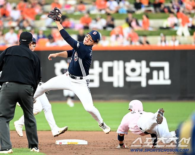 22일 대전 한화생명 볼파크에서 열린 두산과 한화의 경기. 2회말 1사 1루 한화 김태연의 삼진때 두산 2루수 오명진이 1루주자 이도윤의 2루 도루를 막기 위해 포수 김기연의 송구를 잡고 있다. 이도윤은 2루 태그아웃. 대전=허상욱 기자wook@sportschosun.com/2026.05.22/