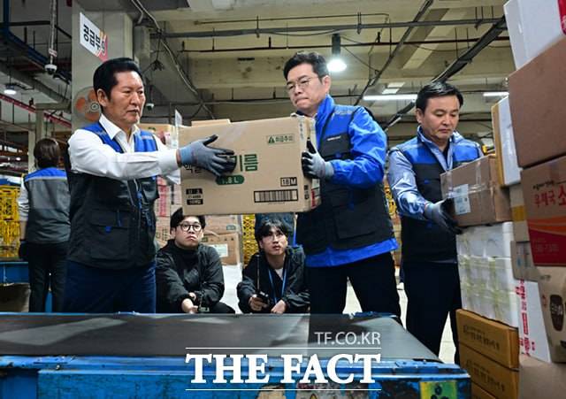 정청래 민주당 대표와 정원오 서울시장 후보, 문종철 광진구청장 후보(왼쪽부터)가 제9회 전국동시지방선거 공식 선거운동 시작일인 지난 21일 0시 서울 광진구 동서울우편집중국을 찾아 택배 물류 작업을 하는 모습. /이새롬 기자