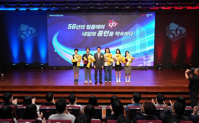 경남은행 창립 56주년 기념식 후 김태한 은행장이 학생들과 함께 한 사진. [사진제공=경남은행]