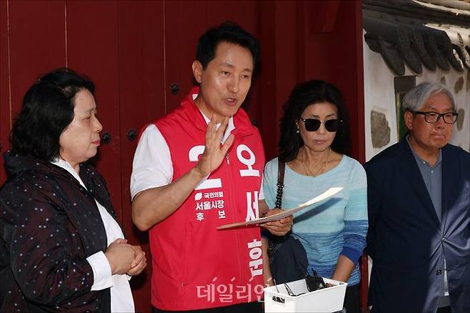 오세훈 국민의힘 서울시장 후보가 22일 오후 서울 성동구 행당동아기씨당 앞에서 열린 주민들과의 간담회에서 발언을 하고 있다. ⓒ데일리안 홍금표 기자