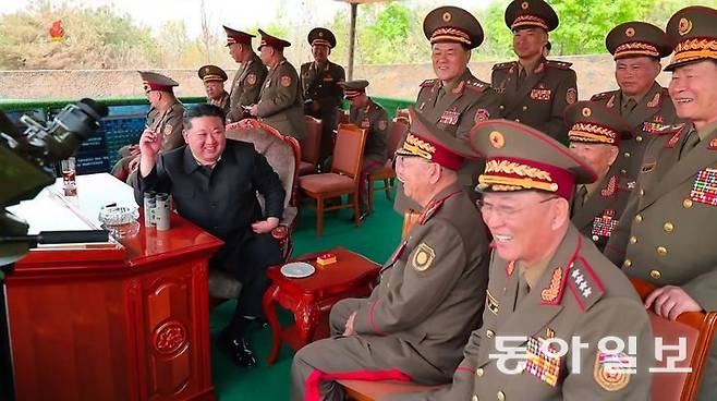 지난달 25일 북한군 박격포병 경기를 참관 중인 김정은이 손에 담배를 들고 장성들과 이야기하고 있다. 김정은이 가는 곳에는 늘 담배와 재떨이가 등장한다. 조선중앙TV 캡처