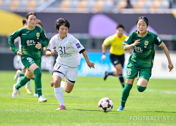 정금(가운데, 내고향여자축구단). 서형권 기자