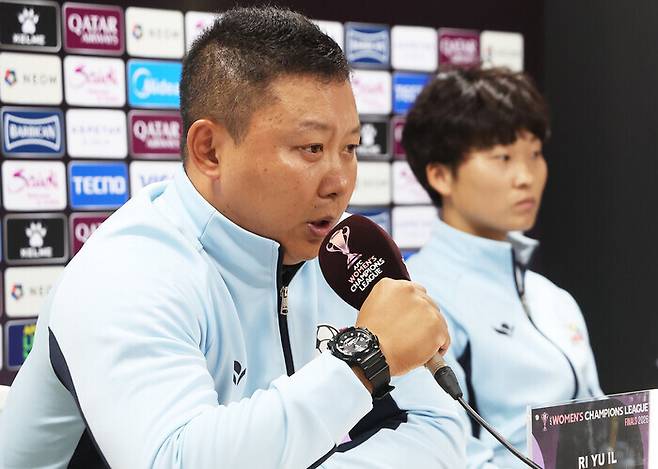 북한 내고향여자축구단 리유일 감독이 22일 경기도 수원종합운동장에서 열린 아시아축구연맹(AFC) 여자 챔피언스리그(AWCL) 결승 기자회견에서 취재진 질문에 답하고 있다. 연합뉴스