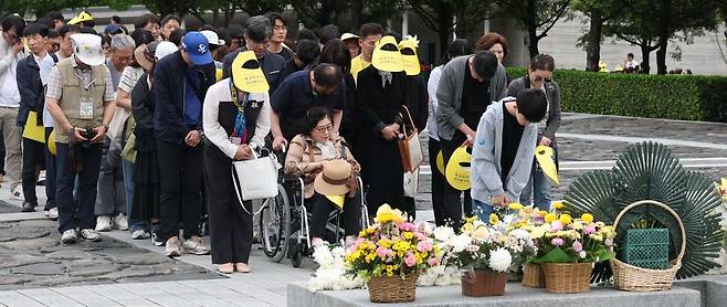 노무현 전 대통령 서거 17주기인 23일 경남 김해 봉하마을에서 추모객들이 묘역을 참배하고 있다. 연합뉴스