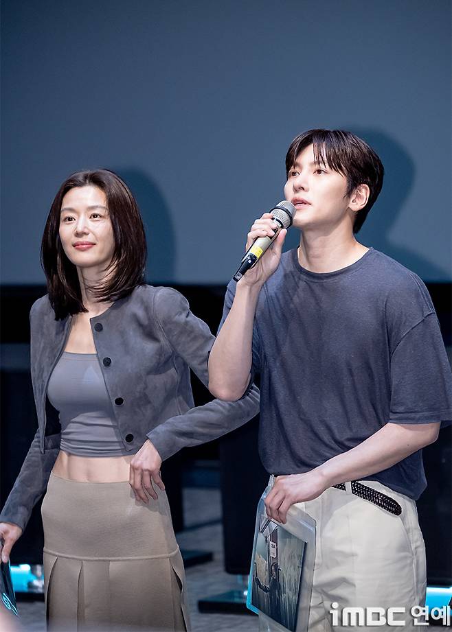 Actor Ji Chang-wook attended the opening week stage greeting for the film Colony held at Lotte Cinema World Tower in Jamsil, Seoul on the 23rd, spending time interacting with the audience. The event was attended by director Reminiscent of Protection, as well as actors Jun Ji-hyun, Koo Kyo-hwan, Shin Hyun-bin, and Kim Shin-rok.The film Colony tells the story of survivors isolated inside a building sealed off by an unidentified infection, fighting a desperate battle against evolving infected individuals. It is currently showing to rave reviews in theaters nationwide.