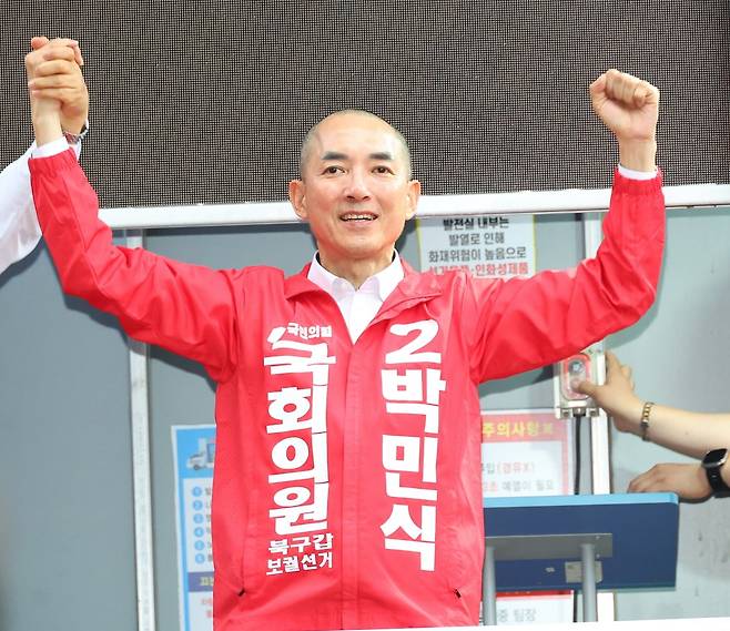 박민식 국민의힘 북갑 국회의원 보궐선거 후보가 21일 오후 부산 북구 구포시장 쌈지공원에서 출정식을 열고 삭발을 한 뒤 두 손을 들고 있다. 사진=연합뉴스