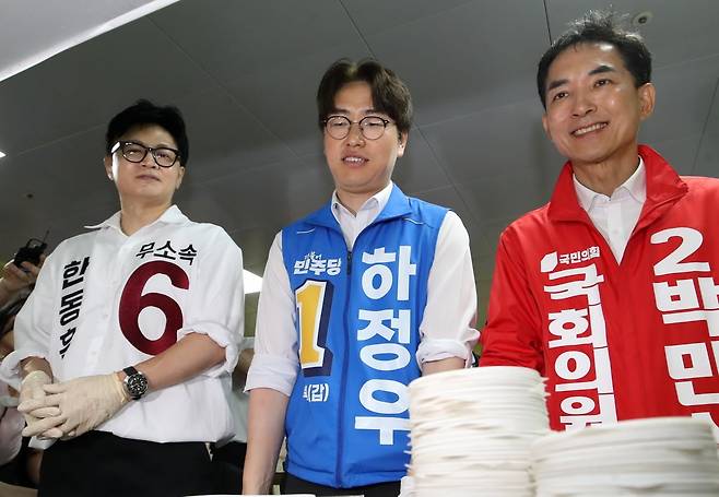 한동훈 무소속 부산 북구갑 국회의원 보궐선거 후보(왼쪽부터) 하정우 더불어민주당 부산 북구갑 국회의원 보궐선거 후보, 박민식 국민의힘 부산 북구갑 국회의원 보궐선거 후보가 21일 부산 북구 남산정종합사회복지관에서 열린 콩국수 나눔 행사에 참석해 콩국수 봉사를 하고 있다. / 사진=뉴스1