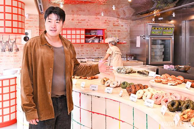 강창민 에잇그라운드 대표가 21일 서울 마포구 아임도넛 홍대점에서 쿠키뉴스와 인터뷰하고 있다. 남동균 기자
