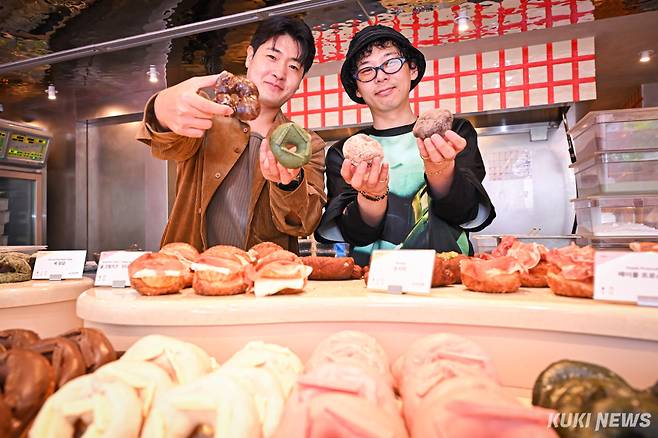 아임도넛 브랜드 창립자 히라코 료타(오른쪽) 셰프와 강창민 에잇그라운드 대표가 21일 서울 마포구 아임도넛 홍대점에서 포즈를 취하고 있다. 남동균 기자