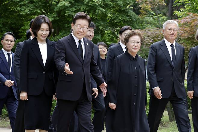 이재명 대통령 부부, 권양숙 여사, 문재인 전 대통령이 23일 경남 김해 봉하마을에서 열린 고 노무현 전 대통령 서거 17주기 추도식에 입장하고 있다. 연합뉴스