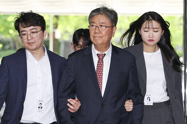 대통령 관저 이전 특혜 의혹을 받는 김대기 전 대통령 비서실장이 22일 오후 서울 서초구 서울중앙지법에서 열린 구속 전 피의자 심문(영장실질심사)에 출석하고 있다. [한주형기자]