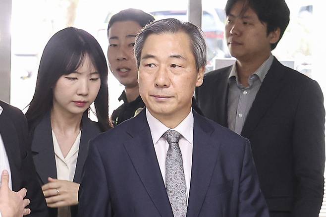 대통령 관저 이전 특혜 의혹을 받는 윤재순 전 대통령실 총무비서관이 22일 오후 서울 서초구 서울중앙지법에서 열린 구속 전 피의자 심문(영장실질심사)에 출석하고 있다. [한주형기자]