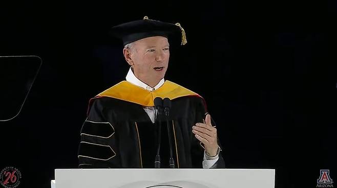 지난 15일(현지시간) 미국 애리조나대 졸업식에서 연설하고 있는 전 구글 CEO 에릭 슈미트. [애리조나대 홈페이지 영상 캡처]