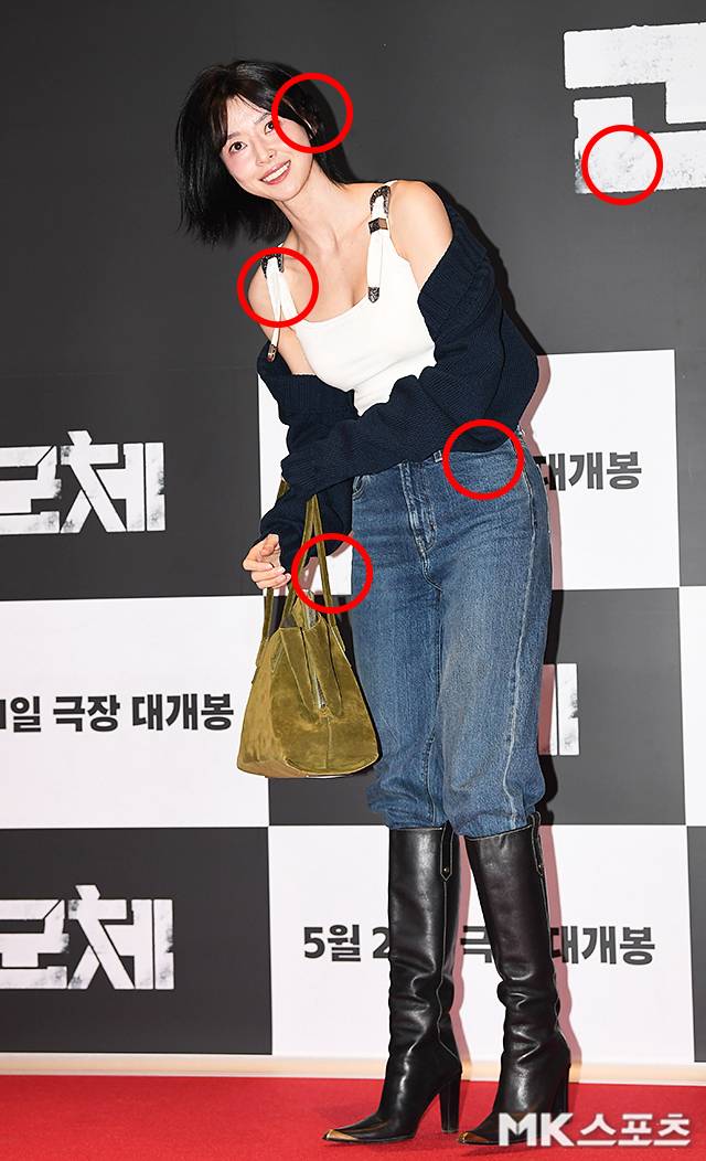 Actress Kwon Nara showcased her unrivaled fashion sense by attending the VIP premiere of the movie *Colony* held at Lotte Cinema World Tower in Songpa-gu, Seoul, on May 20. On this day, Kwon Nara completed a sophisticated theater look by wearing a white sleeveless top draped with a navy cardigan, paired with denim pants and long boots.Kwon Nara drew the attention of fans gathered at the venue by casually drapering the cardigan to accentuate her sleeveless top. Meanwhile, the movie *Colony* tells the story of survivors fighting against the infected as they transform inside a building sealed off by an unidentified infection.