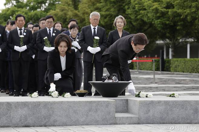 [김해=뉴시스] 최동준 기자 = 이재명 대통령과 김혜경 여사가 23일 경남 김해시 봉하마을 노무현 전 대통령 묘역에 헌화하고 있다. 2026.05.23. photocdj@newsis.com /사진=